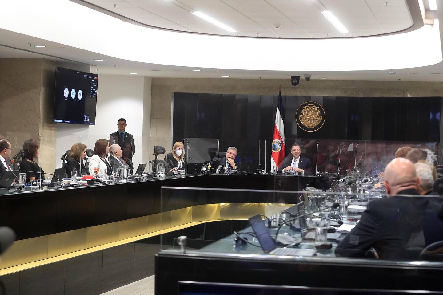 Un grupo de personas en una cocina
Descripción generada automáticamente con confianza media